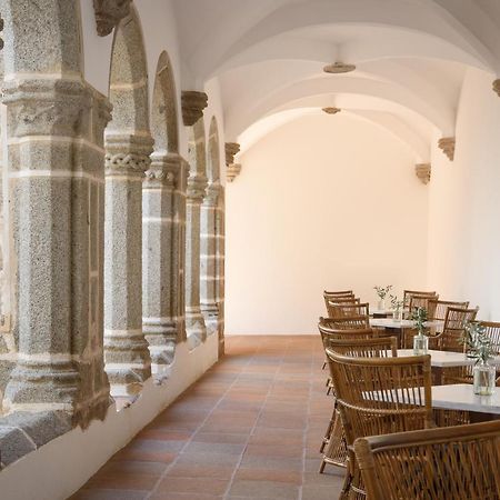 Convento Do Espinheiro, Historic Hotel & Spa ايفورا المظهر الخارجي الصورة The cloister of the monastery