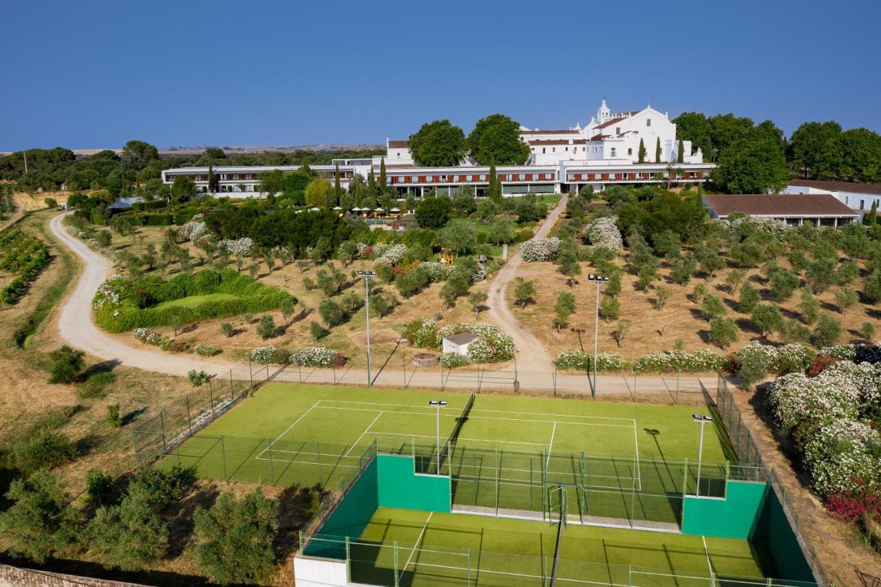 Convento Do Espinheiro, Historic Hotel & Spa ايفورا المظهر الخارجي الصورة Tennis courts at the hotel