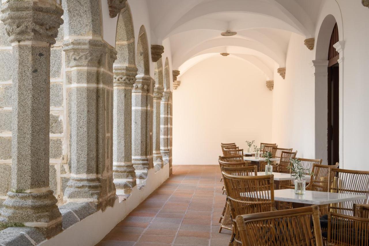 Convento Do Espinheiro, Historic Hotel & Spa ايفورا المظهر الخارجي الصورة The cloister of the monastery