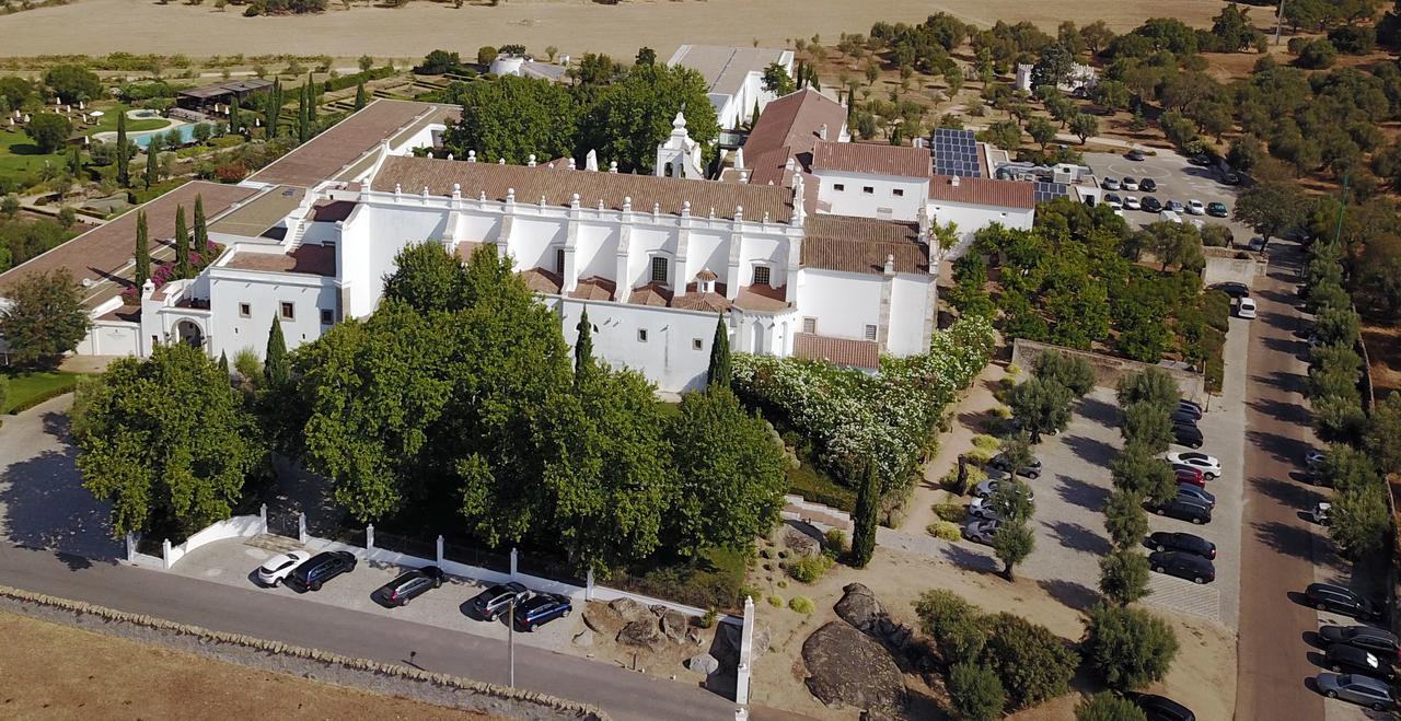 Convento Do Espinheiro, Historic Hotel & Spa ايفورا المظهر الخارجي الصورة Aerial view of the monastery