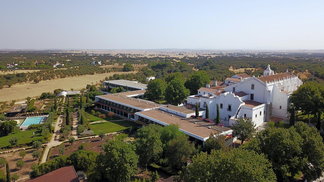 Convento Do Espinheiro, Historic Hotel & Spa ايفورا المظهر الخارجي الصورة View of the hotel from the tower of the church of the village of Alqueidão da Serra