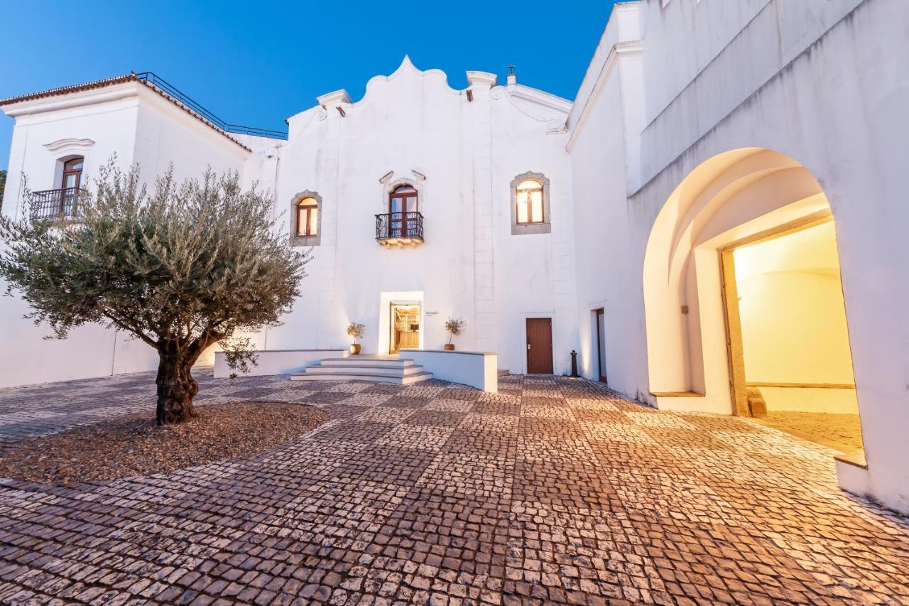 Convento Do Espinheiro, Historic Hotel & Spa ايفورا المظهر الخارجي الصورة The main façade of the Pousada de Óbidos