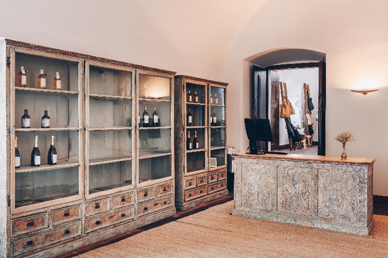 Convento Do Espinheiro, Historic Hotel & Spa ايفورا المظهر الخارجي الصورة Wine shop in the wine cellar