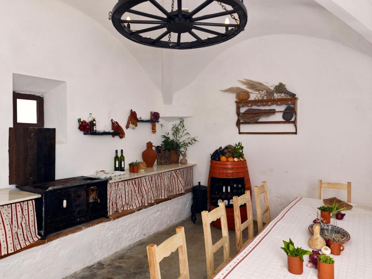 Convento Do Espinheiro, Historic Hotel & Spa ايفورا المظهر الخارجي الصورة The interior of the wine museum